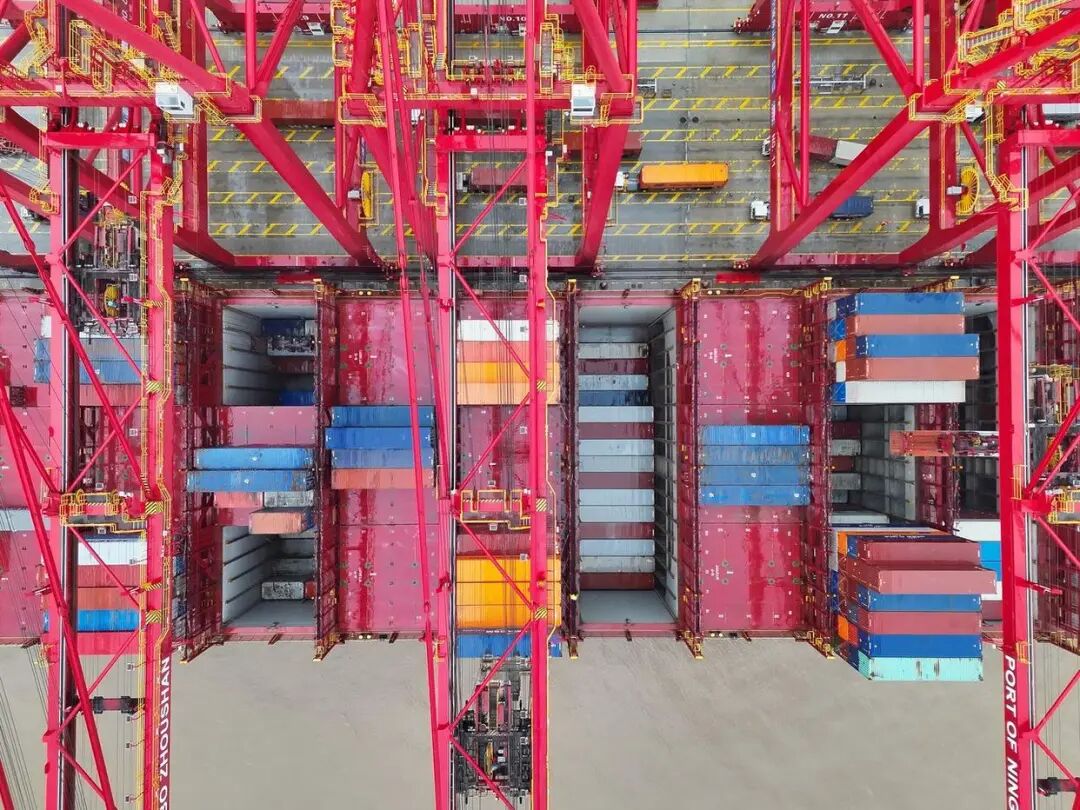 宁波舟山港迎新年首艘"海上巨无霸"，内贸集装箱海运开启新篇章